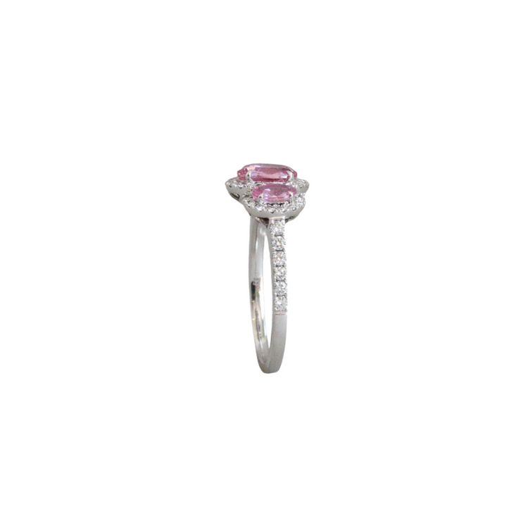 Anillo de platino con tres zafiros rosas ovales y halo de diamantes naturales