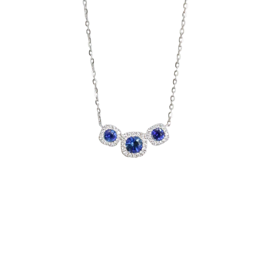 Collar de tres zafiros azules con halo de diamantes en oro blanco de 14K