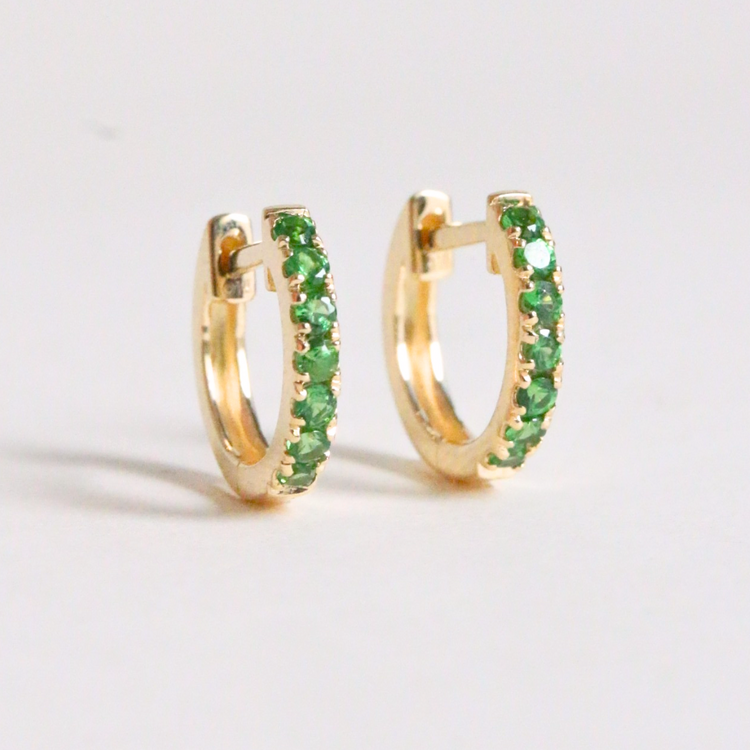 Hoop en Oro Amarillo con Granate Verde