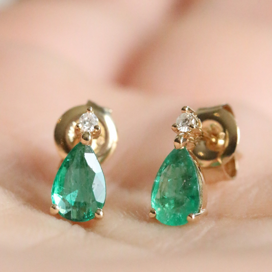 Aretes de Esmeralda Pear y Diamantes en Oro Amarillo