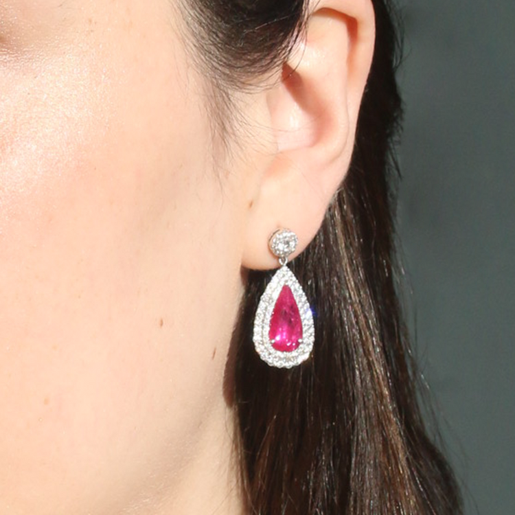 Aretes de Rubí Corte Pera con Doble Halo de Diamantes en Oro Blanco 18k