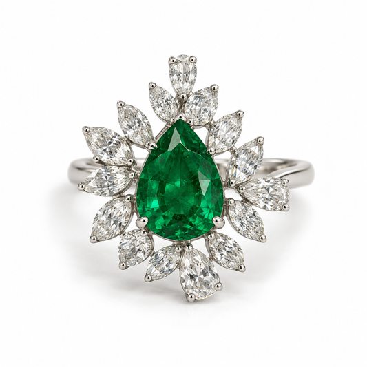 Anillo con esmeralda corte pera con diamantes
