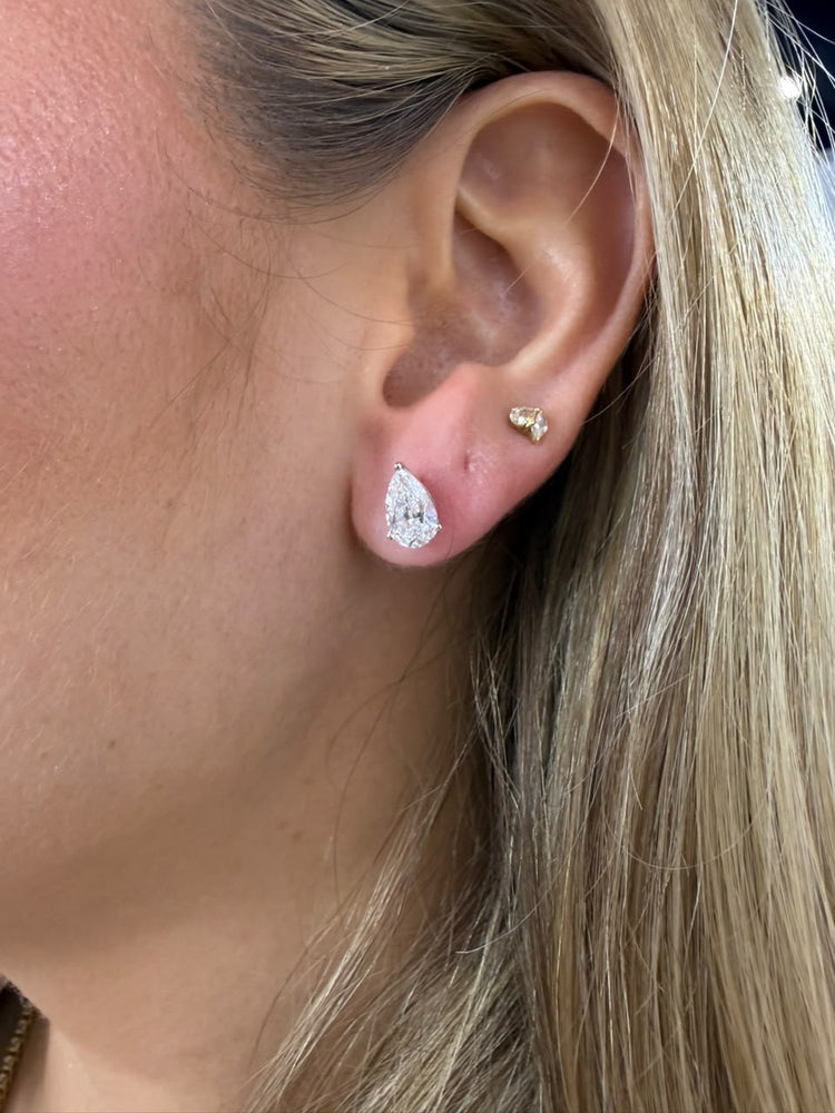 Studs pear 2 ctw