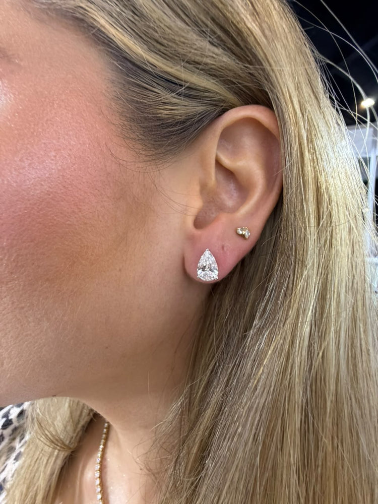 Studs pear 3 ctw
