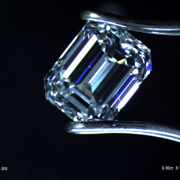 Diamante Esmeralda de 0.90 quilates